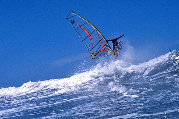 Windsurfer tra spruzzi e movimento