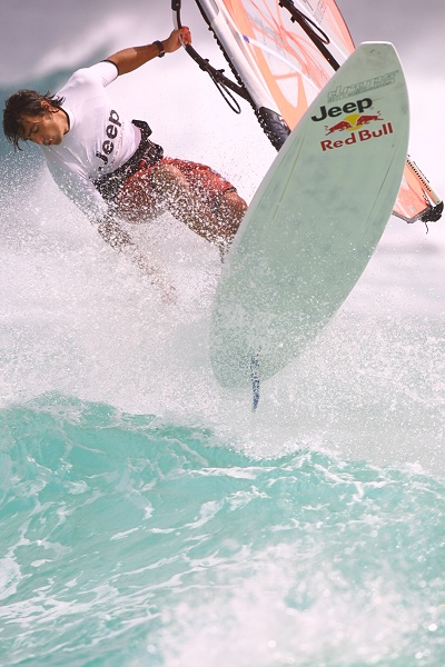 Atleta di sport in mare in azione aerea