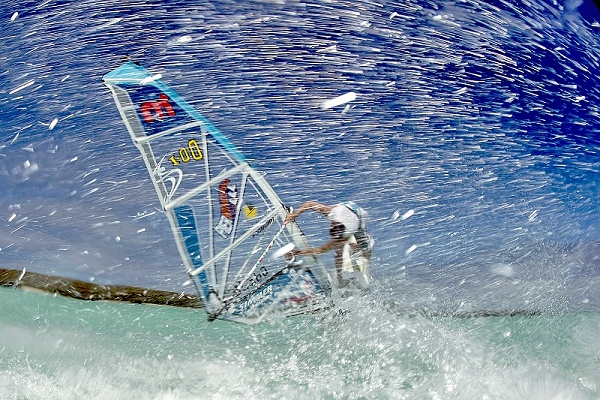 Windsurfer sull'acqua turchese