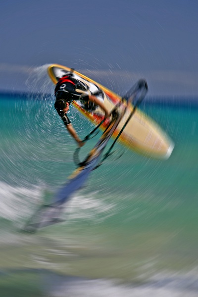 Kiteboarder in azione aerea